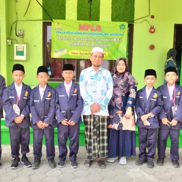 Foto santri-santri SMP IT Ar-Roudloh Batang beserta Kyai dan Nyai muassis pondok pesantren Roudhotul Mutaallimin